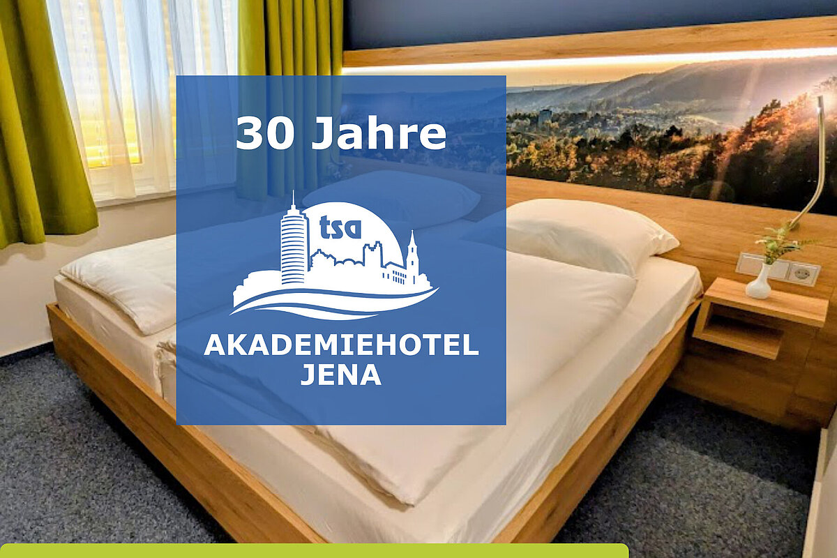 30 Jahre Akademiehotel Jena – Ankommen. Wohlfühlen. Übernachten. Modernes Hotelzimmer im Akademiehotel Jena mit Holzbett, Landschaftsmotiv über dem Bett und Jubiläumslogo „30 Jahre tsa Akademiehotel Jena“.