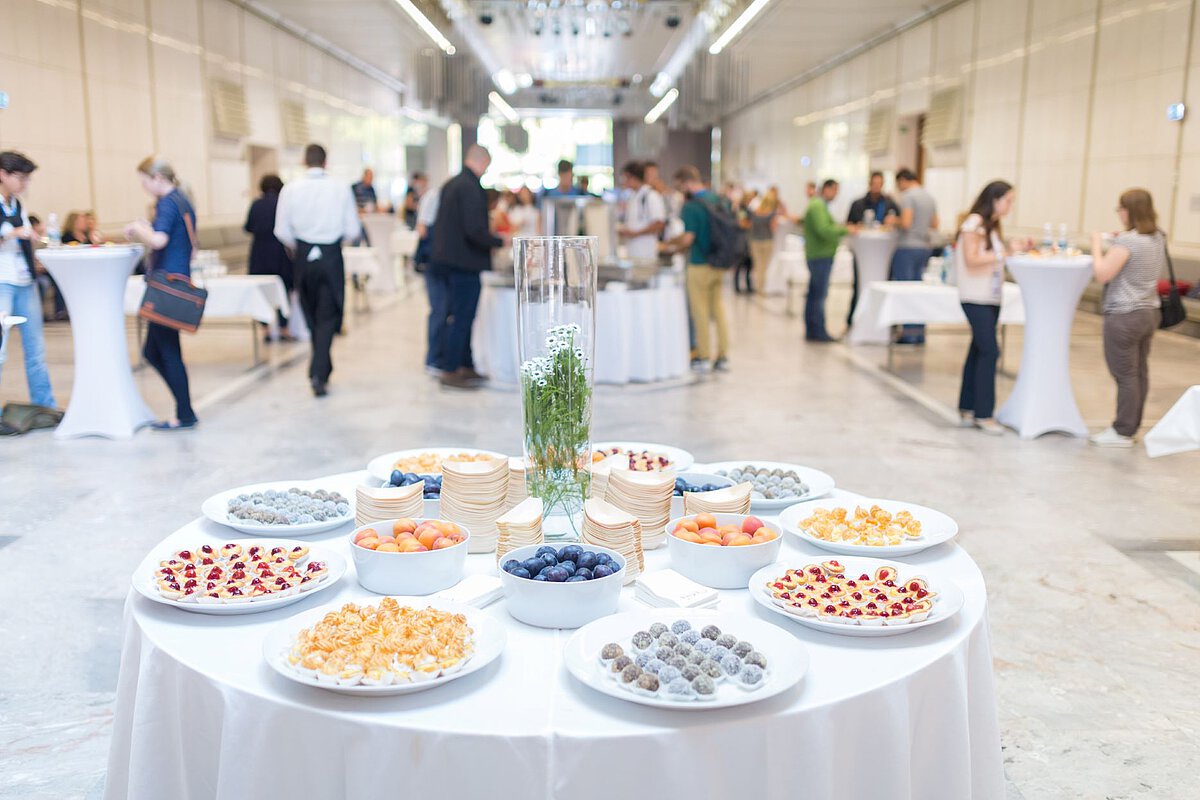 Professionell Tagen und Feiern im Akademiehotel Ausgewählte Speisen und zufriedene Gäste bei professionellem Service im Akademiehotel