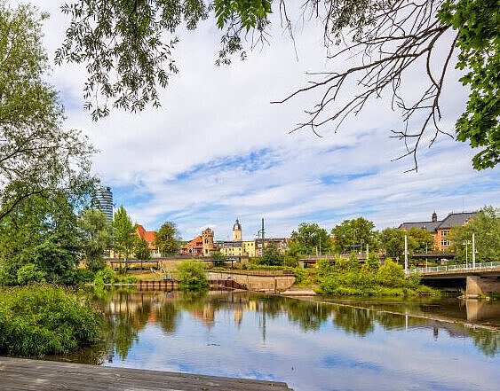 Aussicht auf Jena und das Wehr Entspannen Sie am Paradiespark und genießen Sie die Aussicht auf Jena und die Möglichkeiten, die die Stadt Ihnen bietet.